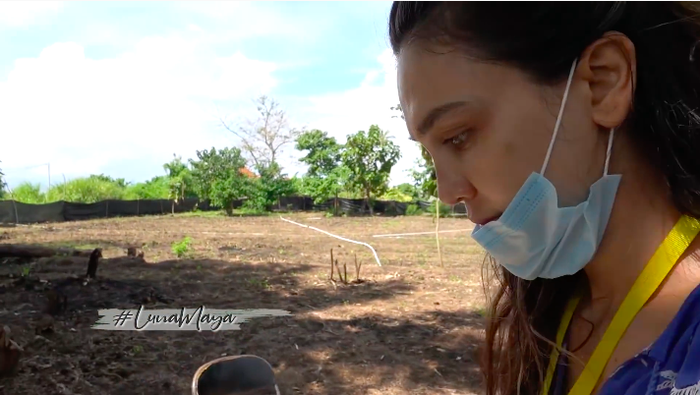 Luna Maya bersama sang ibu meninjau tanah yang akan dibangun