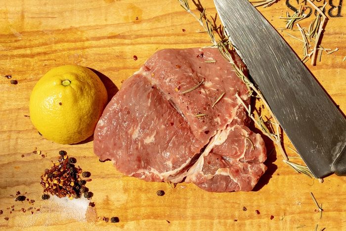 Ilustrasi daging yang diberi perasan lemon