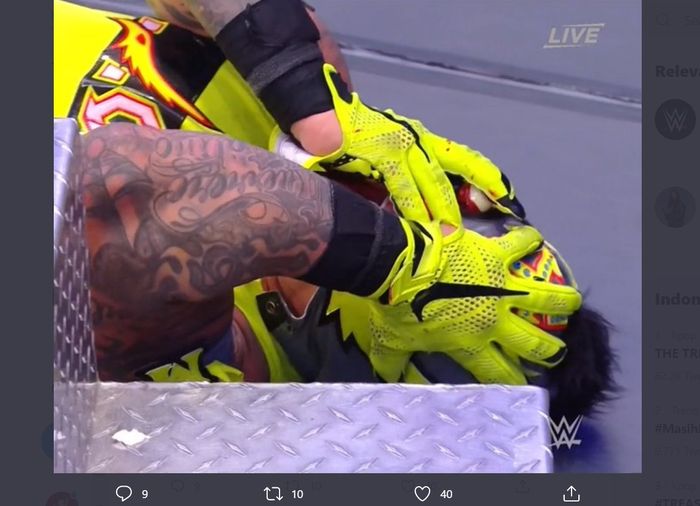 Mata Rey Mysterio cedera dalam laga melawan Seth Rollins di WWE Extreme Rules, Minggu (19/7/2020) di Orlando, Florida.