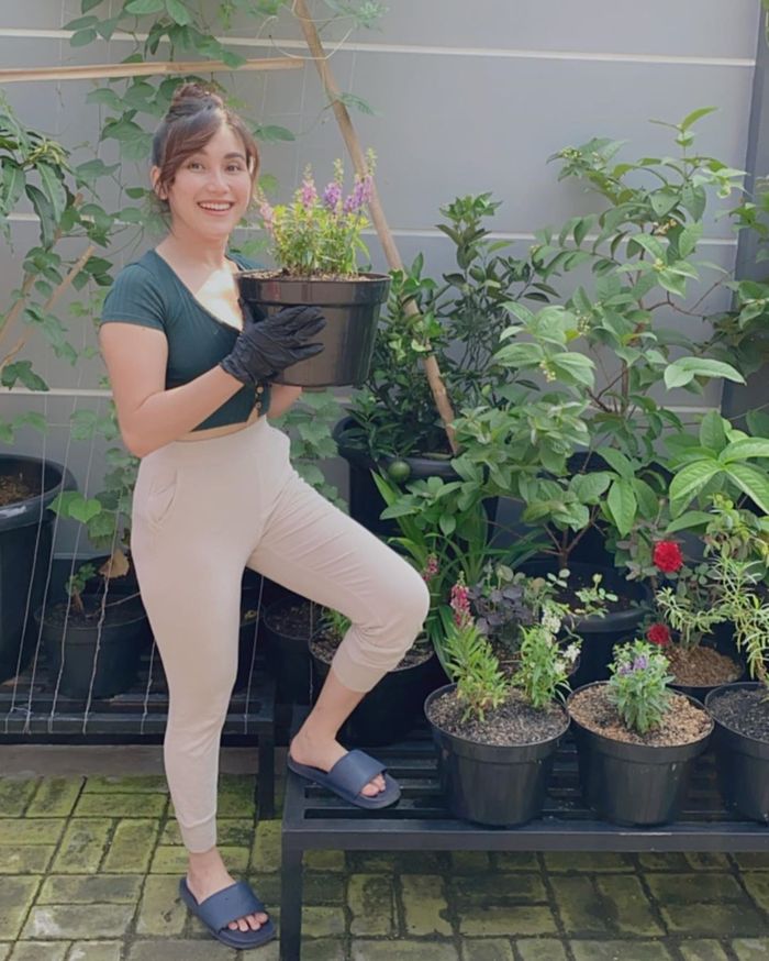 Punya Hobi Baru, Intip Gaya Ayu Ting Ting di Taman Pakai Baju Mini dan Celana Ketat yang Jadi Sorotan