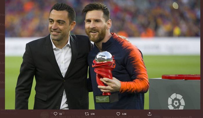 Lionel Messi (kanan) dan legenda Barcelona, Xavi.