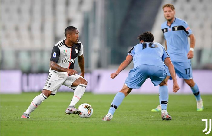 Momen winger Juventus, Douglas Costa dihadanng ddua pemain Lazio pada laga pekan ke-34 Liga Italia.