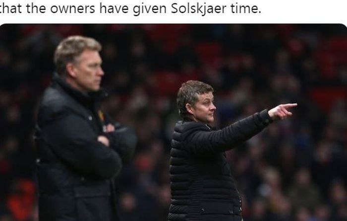 Pelatih West Ham United, David Moyes, dan pelatih Manchester United, Ole Gunnar Solskjaer, memantau permainan timnya.