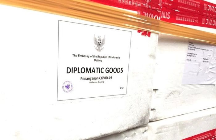 Indonesia melalui Induk Holding BUMN Farmasi Bio Farma, siap melakukan uji klinis tahap 3 untuk vaksin Covid-19 pada Agustus 2020. Sebagai tahap awal, vaksin dari Sinovac Tiongkok, sudah tiba di Bio Farma, Minggu (19/7/2020) kemarin sebanyak 2.400 vaksin. 