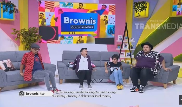 Yuni Shara mencontohkan gerakan olahraga di rumah yang biasa dilakukannya (YouTube/TRANS TV Official)