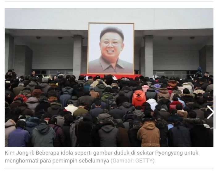 Rakyat Korea Utara melakukan pemujaan pada pemimpin mereka Kim Jong-Il.