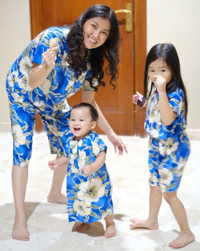 Biasa Tampil dengan Makeup Flawless, Sarwendah Pede Tunjukkan Wajah Asli Tanpa Makeup dan Rambut Keriting Saat Main Bareng Anak