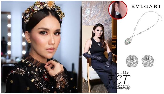 Potret elegan Ayu Ting Ting kenakan Bvlgari 'Septian Necklace' Rp 564.025.000 dan Bvlgari 'Divas Dream Earring' Rp 325.230.000 dengan total hampir mencapai satu milyar justru aksesoris yang dipakainya terlihat murah oleh netizen.