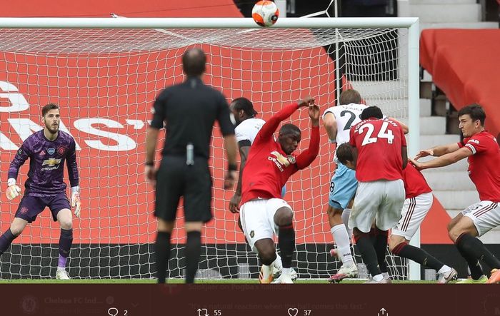 Momen Paul Pogba mencoba menahan tembakan Declan Rice dengan tangannya pada laga Manchester United kontra West Ham, Rabu (22/7/2020).