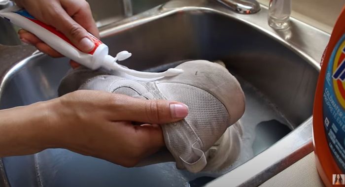 Coba Gunakan Pasta Gigi untuk Membersihkan Sepatu Putih, Ternyata Ampuh Bikin Kinclong Seperti Baru - Semua Halaman - Nakita