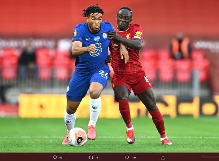 Pemain Chelsea, Reece James, dan pemain Liverpool, Sadio Mane, saling berebut bola.