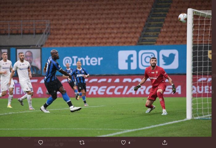 Romelu Lukaku melongo menyaksikan bola sundulannya menerpa tiang gawang dalam duel Liga Italia Inter Milan vs Fiorentina di Giuseppe Meazza, 22 Juli 2020.