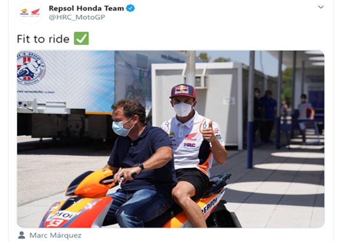 Marc Marquez membonceng kru tim Repsol Honda di Sirkuit Jerez, Spanyol, Kamis (23/7/2020). Juara bertahan ini dinyatakan fit untuk tampil di MotoGP Andalusia 2020.