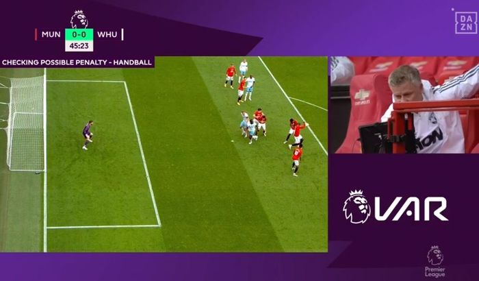VAR mengevaluasi insiden handball Paul Pogba dalam laga Manchester United vs West Ham United, 22 Juli 2020.