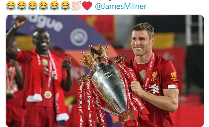 Gelandang asal Inggris, James Milner, mengangkat trofi Liga Inggris saat membela Liverpool.