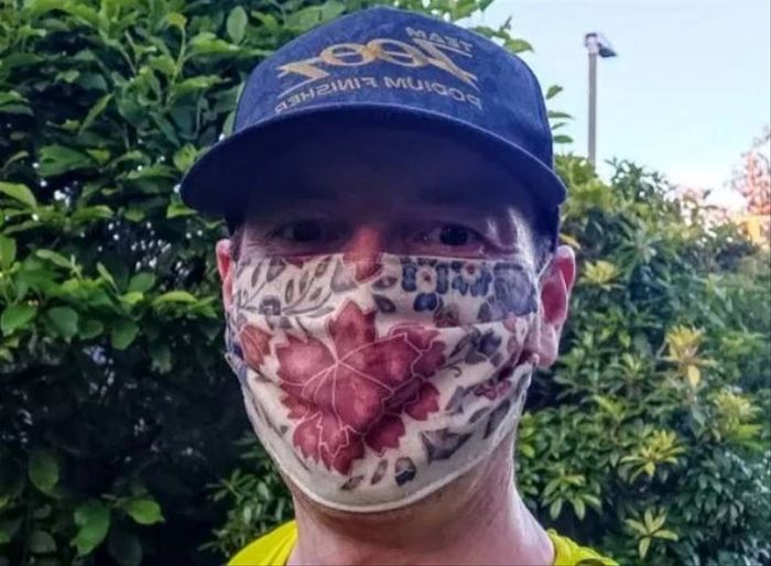 Tom Lawton berlari 22 mil sambil mengenakan masker untuk menunjukkan bahwa itu tidak mempengaruhi kadar oksigennya.