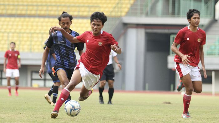 Timnas U-16 Indonesia saat melaksanakan uji coba melawan Askab Bekasi U-18 di Stadion Patriot Candrabhaga, Bekasi (24/7/2020).