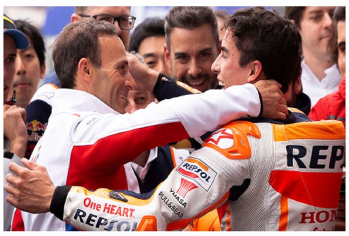 Manajer Tim Repsol Honda Alberto Puig memeluk Marc Marquez usai memenangi balapan.