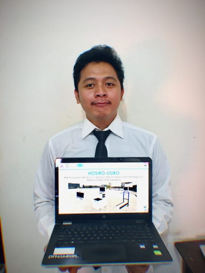 Salah satu Mahasiswa yang ikut menciptakan robot Hosiro-Usiro ITS Surabaya