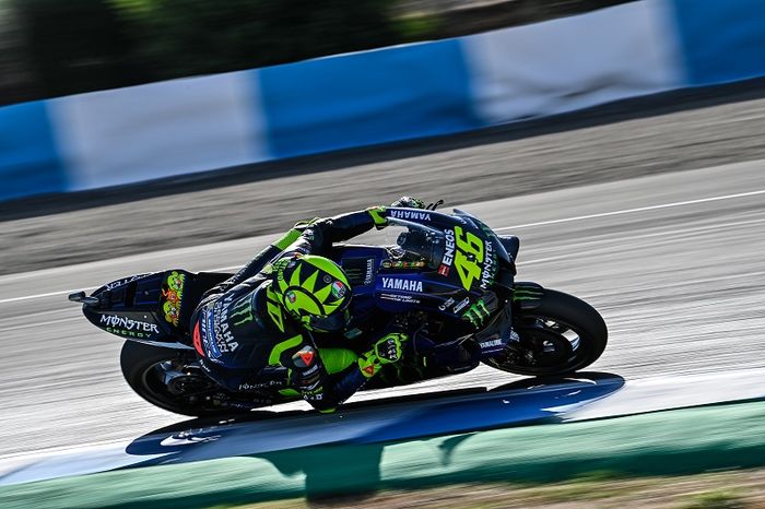 Aksi pembalap Monster Energy Yamaha, Valentino Rossi, ketika melakoni sesi latihan bebas ketiga MotoGP Andalusia di Sirkuit Jerez, Spanyol, 25 Juli 2020.