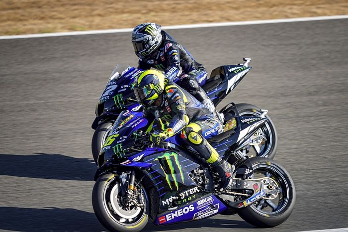 Duo pembalap Monster Energy Yamaha, Maverick Vinales (atas) dan Valentino Rossi, saat melakoni sesi kualifikasi MotoGP Andalusia di Sirkuit Jerez, Spanyol, 25 Juli 2020.