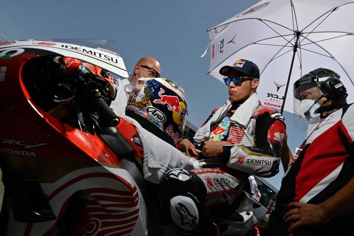 Pembalap LCR Honda, Takaaki Nakagami, dalam MotoGP Andalusia di Sirkuit Jerez.