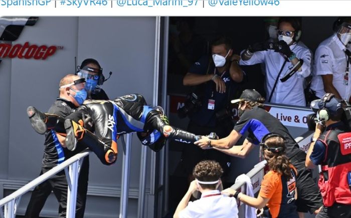 Valentino Rossi (kanan) memberi selamat kepada adiknya, Luca Marini, setelah memenangi pada balapan Moto2 Spanyol  di Sirkuit Jerez, Spanyol, 19 Juli 2020.