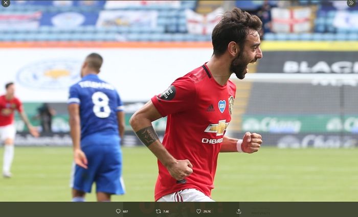 Gelandang Manchester United, Bruno Fernandes, merayakan gol ke gawang Leicester City dalam laga Liga Inggris di Stadion King Power, Minggu (26/7/2020).