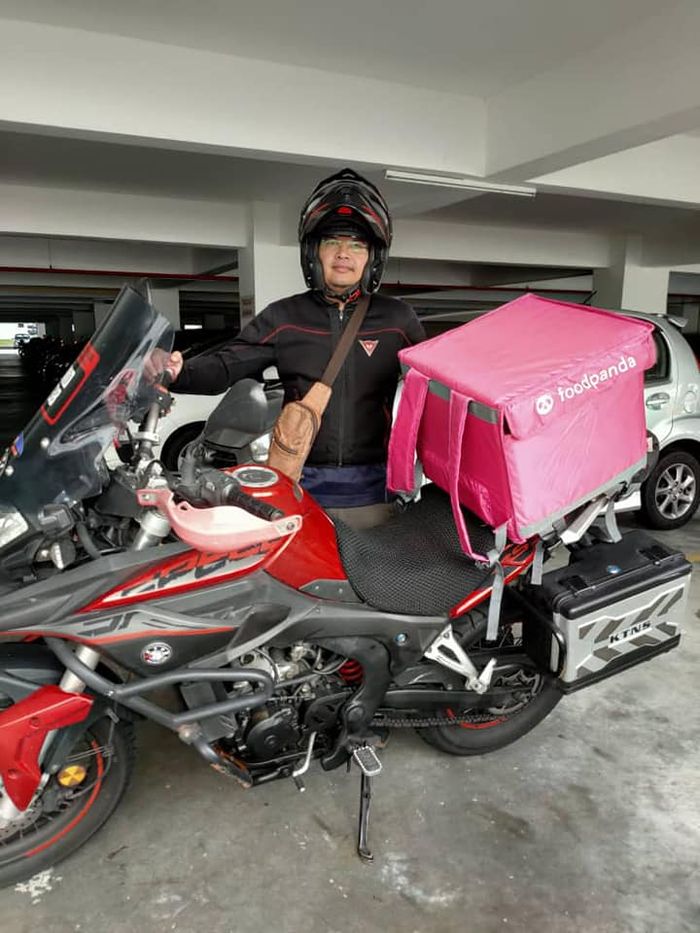 Anwar bersama motor yang digunakan mengirimkan makanan.