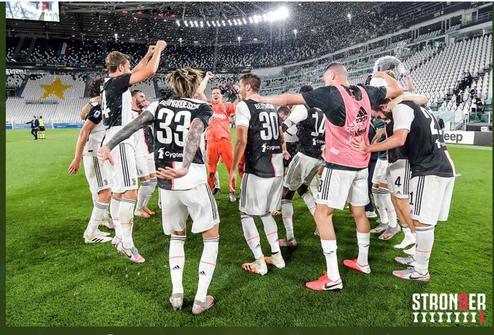 Pemain Juventus merayakan kesuksesan juara Liga Italia setelah menekuk Sampdoria di Allianz Stadium Turin, 26 Juli 2020.