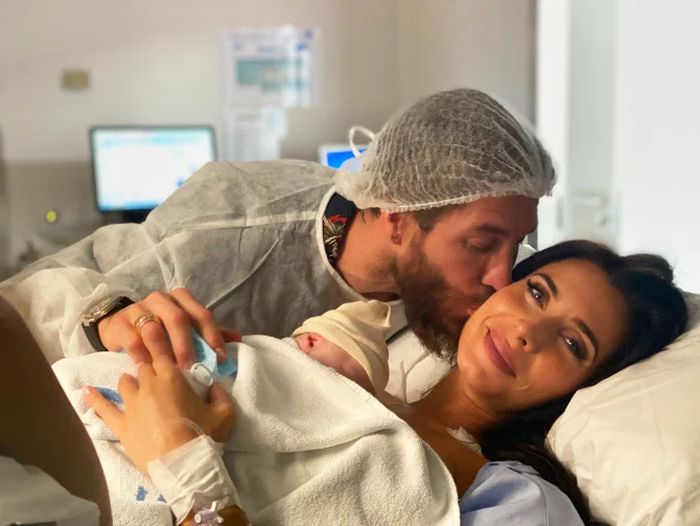 Bek Real madrid, Seergio Ramos, saat mendampingin istrinya, Pilar Rubio, yang baru saja melahirkan anak laki-laki keempat pada Minggu (26/7/2020) waktu setempat.
