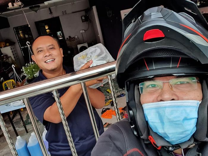Anwar bersama salah satu pelanggannya