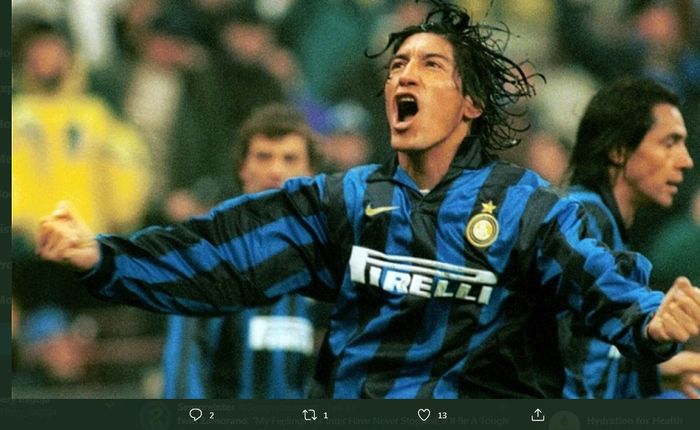 Ivan Zamorano saat merayakan golnya untuk Inter Milan.