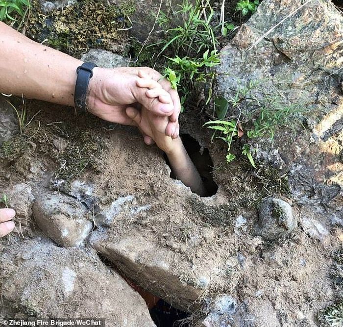 Momen ketika penyelamat menggenggam tangan bocah yang tersedot gua bawah tanah.