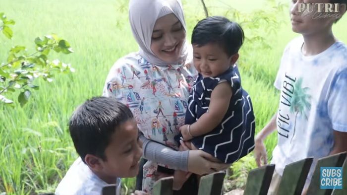 Putri Delina dan adik-adiknya bermain bersama bayi Lina Jubaedah, Bintang.