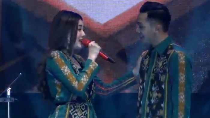 Nella Kharisma dan Dory Harsa tampil bersama di atas panggung