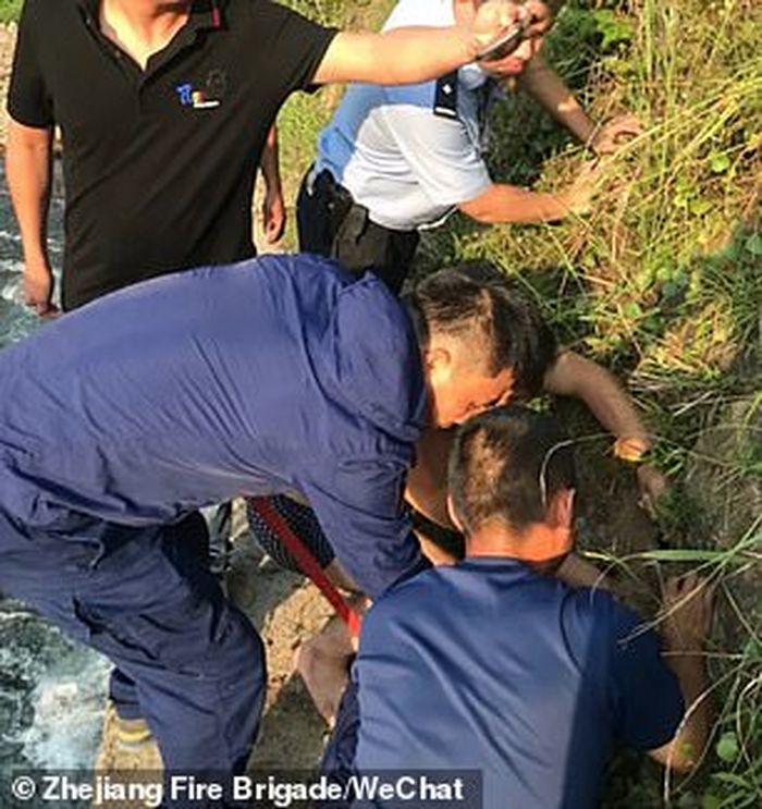 Momen ketika penyelamat menolong bocah yang tersedot gua bawah tanah.