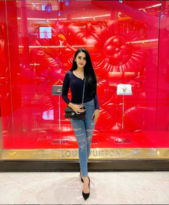 Instagram @vernitasyabilla
Potret Vernita Syabilla di Mall