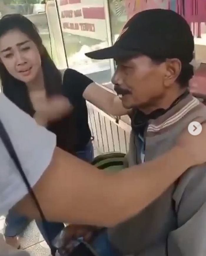 Puji tukang ojek yang kehilangan kendaraannya.