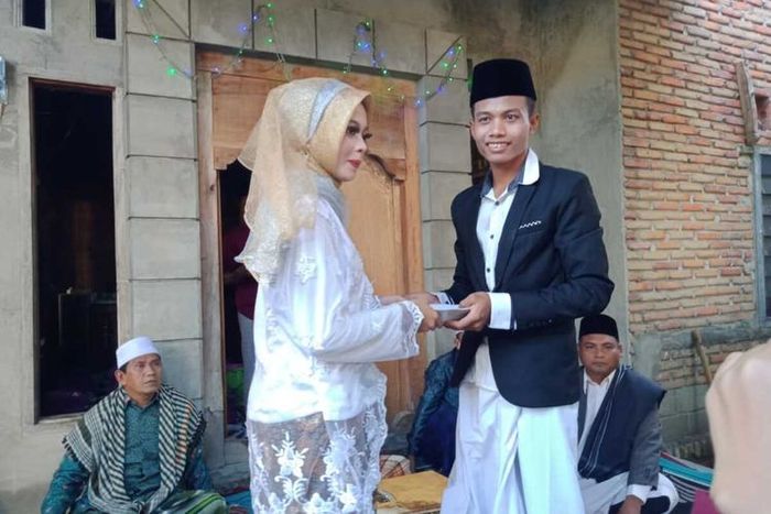 Foto Pahrurrozi dan Widiawati usai melangsungkan pernikahan dengan maskawin 1000 rupiah