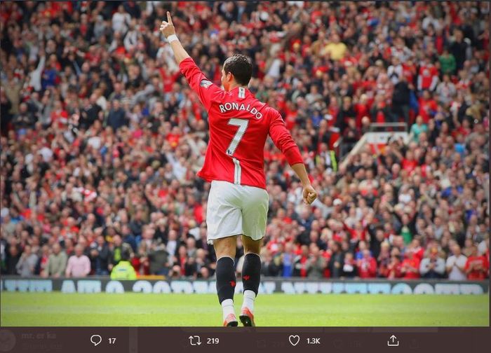 Megabintang Manchester United, Cristiano Ronaldo mengenakan nomer punggung 7 yang terkenal keramat di Old Trafford.