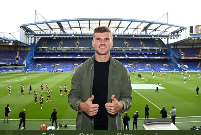 Penyerang anyar Chelsea, Timo Werner, berpose di Stamford Bridge.