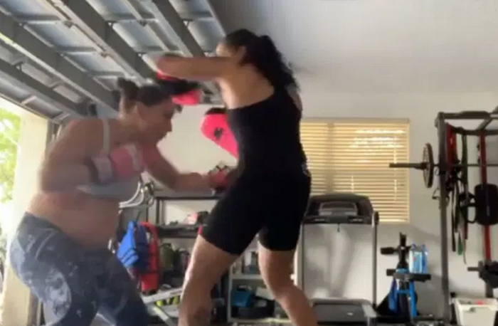 Pasangan petarung UFC, Nina Ansaroff (kiri) dan Amanda Nunes (kanan) saat berlatih bersama.