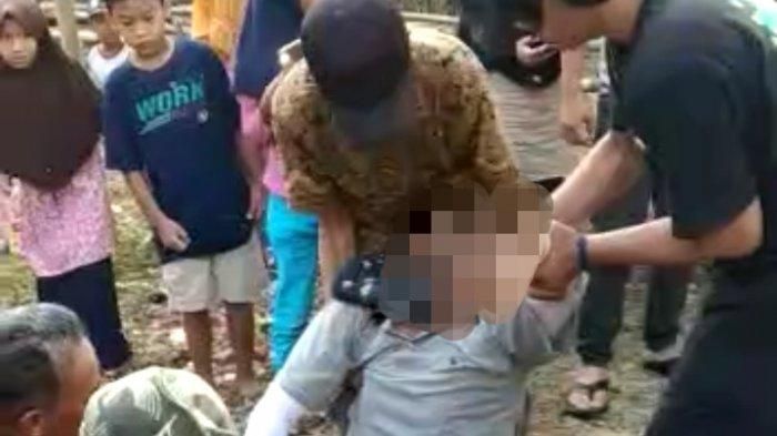 Warga berupaya mengangkat tubuh Epin Sutisna (50) yang meninggal mendadak saat akan menyembelih hewan kurban.