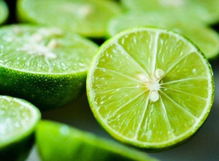 Jeruk nipis punya kandungan asam sitrat yang berguna untuk mencegah penyakit batu ginjal.