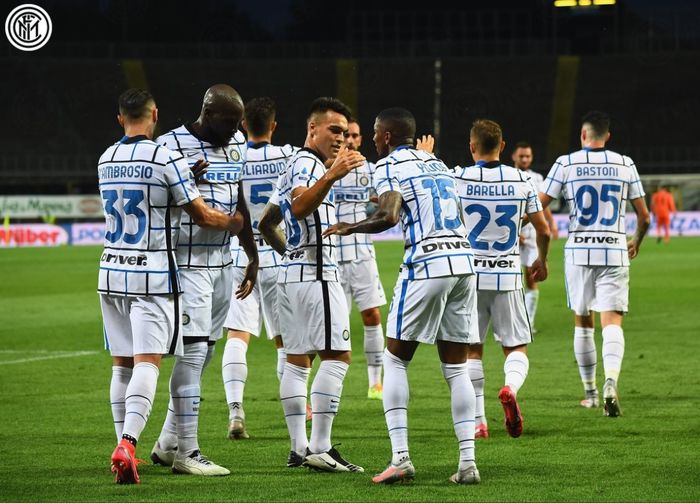 Para pemain Inter Milan turut merayakan gol yang dilesakkan Ashley Young ke gawang Atalanta dalam laga pekan ke-38 Liga Italia 2019-2020, Sabtu (1/8/2020).