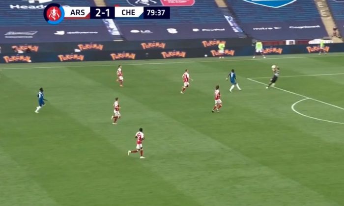 Kiper Arsenal, Emiliano Martinez, seperti menangkap bola di luar kotak penalti pada laga final Piala FA 2019/2020, 1 Agustus 2020