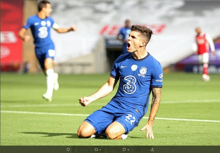 Pemain Chelsea, Christian Pulisic, mencetak gol ke gawang Arsenal dalam final Piala FA di Stadion Wembley, Sabtu (1/8/2020).