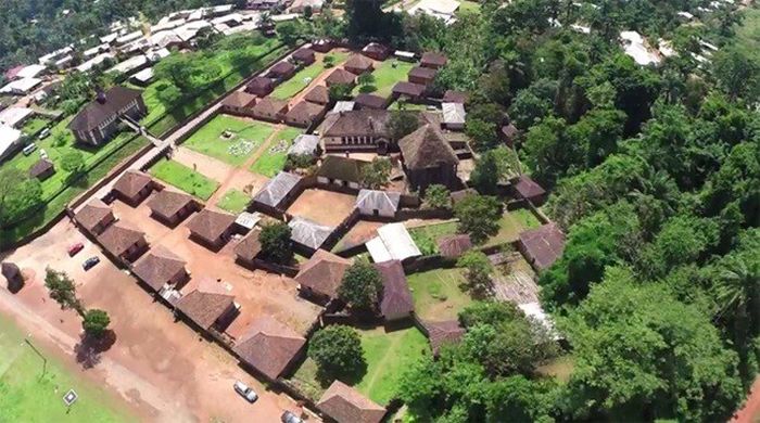 Istana Raja Abumbi yang Memiliki Istri Berjumlah 100 Orang.