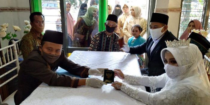 Pernikahan blogger Candra Bi dengan tambatan hatinya, Mufida, menggunakan mahar unik berupa adsense dan hosting